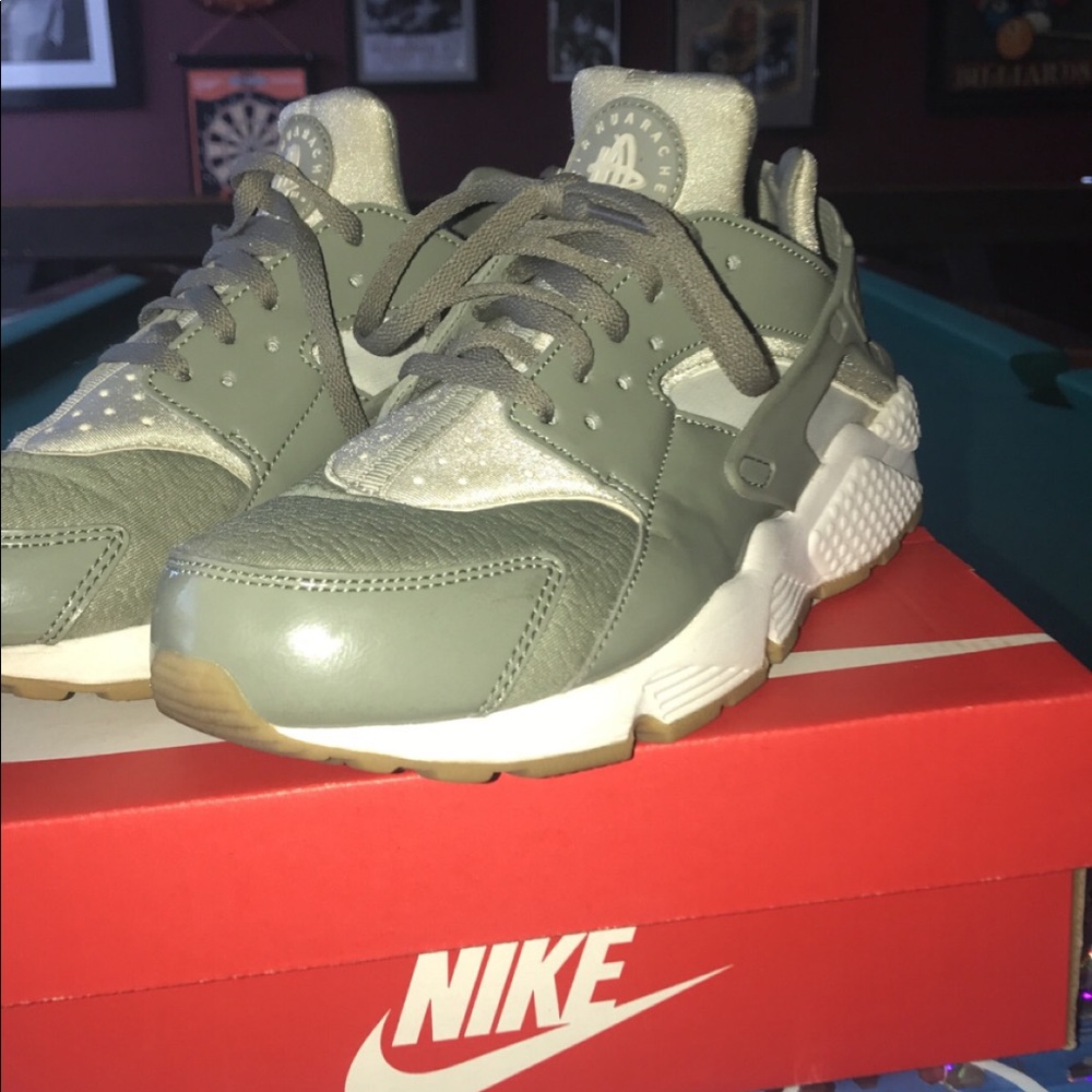 Nike Huarache light Green/white/ women size 8.5